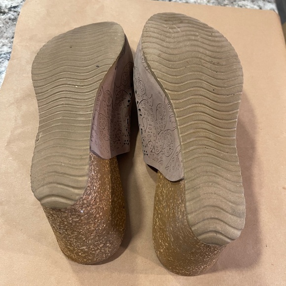 Mila Paoli tan suede sandals. Size 8.5. Original owner, great condition. - Picture 2 of 4